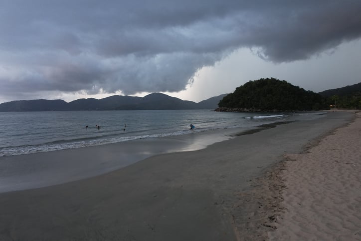 Imagem da notícia Chuva forte e ressaca no litoral de SP e RJ nesta sexta-feira