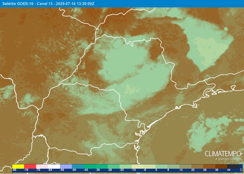 Manchas esverdeadas sobre SP representam nuvens médias, que não provocaram chuva, observadas em 14/7/25