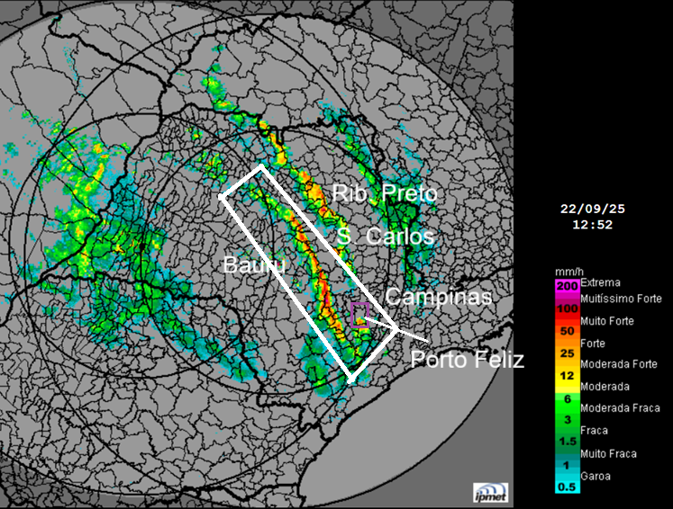 A mancha colorida como uma linha, dentro do retângulo branco, indica as áreas de chuva forte da linha de instabilidade que passou sobre o estado de SP em 22/9/25