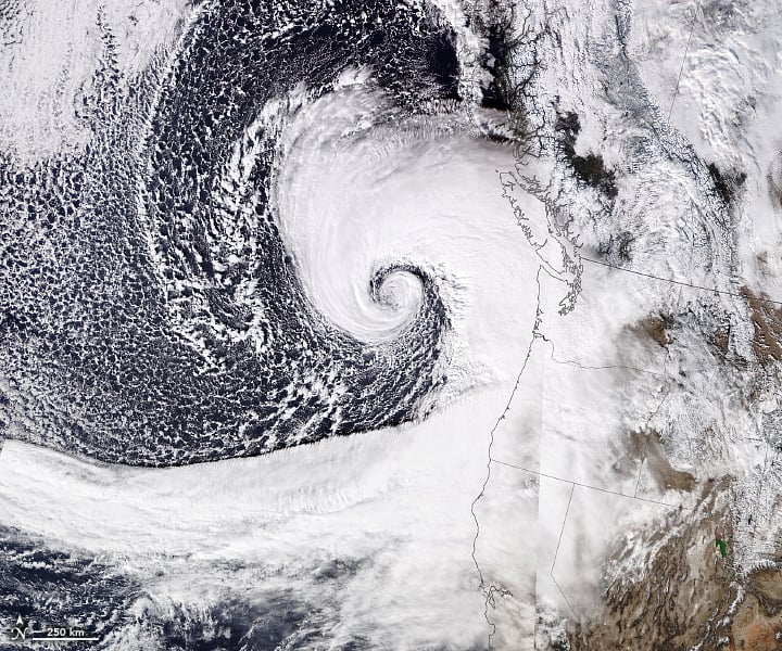 Ciclone extratropical no hemisfério Norte: aparência de espiral no sentido anti-horário 