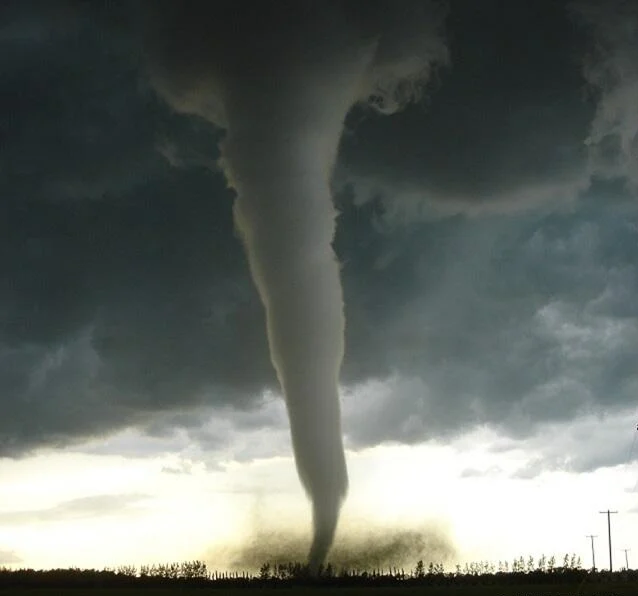 Tornado: aparência de um grande funil entre o solo e a base de uma nuvem chamada de supercélula.