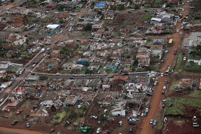 Passagem de uma forte tornado sobre Rio Bonito do Iguaçu, no Paraná, deixou a cidade quase toda destruída e causou mortes