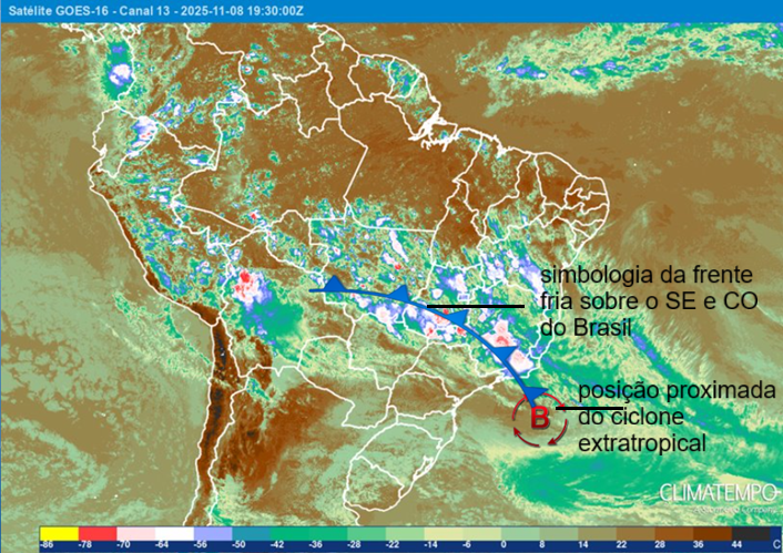 Imagem de satélite das 16h30 (Brasília) de 8/11/25: nebulosidade da frente fria é vista sobre Sudeste e Sul do Brasil e do ciclone exttratropical sobre o mar, ao largo da costa do Sul e do Sudeste