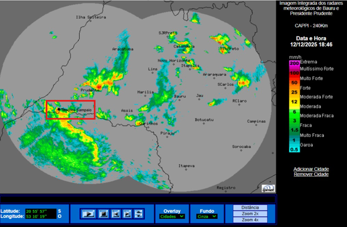 Imagem das áreas de chuva (manchas coloridas) às 18h46 de 12/12/25 detectadas pelo radar meteorológico
