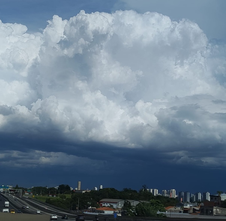 Nuvens carregadas se formaram sobre a Grrande SP em 7/1/26 causando temporais.
