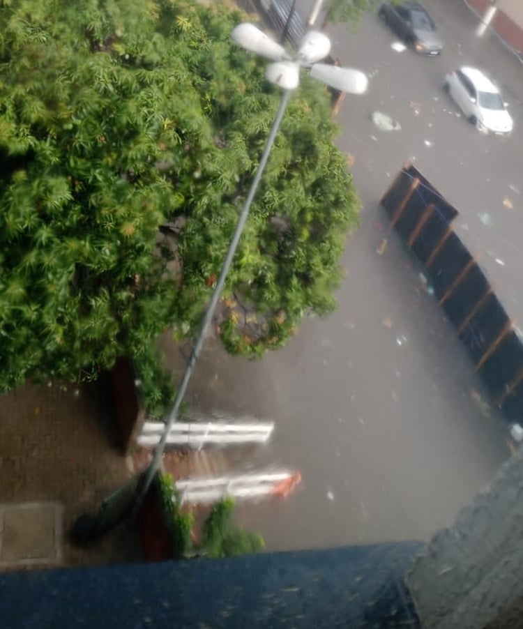 A chuva intensa deixou ruas alagadas na região do metrô Armênia, na zona leste da cidade de São Paulo.