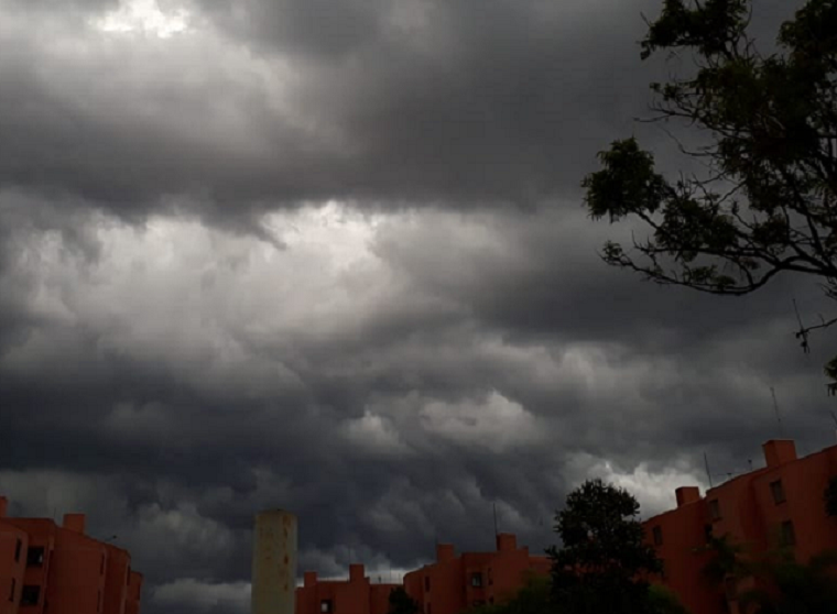Frente fria traz chuva forte para o Brasil no fim de semana
