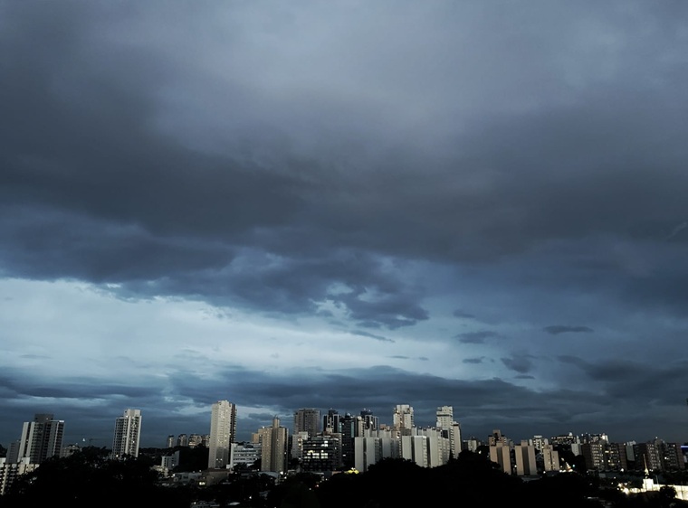 Até a sexta-feira, 13 de março, capital paulista poderá receber pelo menos metade da média de chuva para março. Excesso de nebulosidade, chuva frequente e vento frio deixam a temperatura amena.