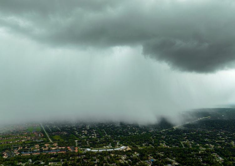 Nova frente fria avança pelo Sul do Brasil neste fim de semana e provoca chuva forte, temporais e risco de ventos de até 90 km/h no Rio Grande do Sul.