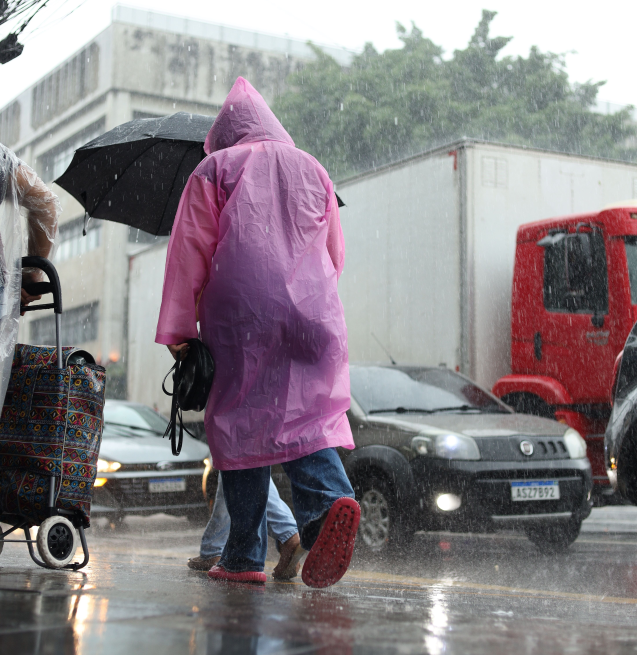 Chuva volta a ganhar força no Centro-Sul do país com chegada de frente fria