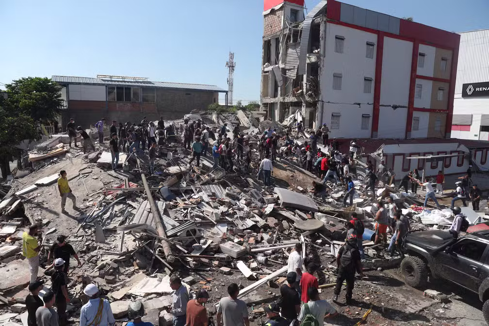 Terremoto de magnitude 7,4 causa destruição na Colômbia