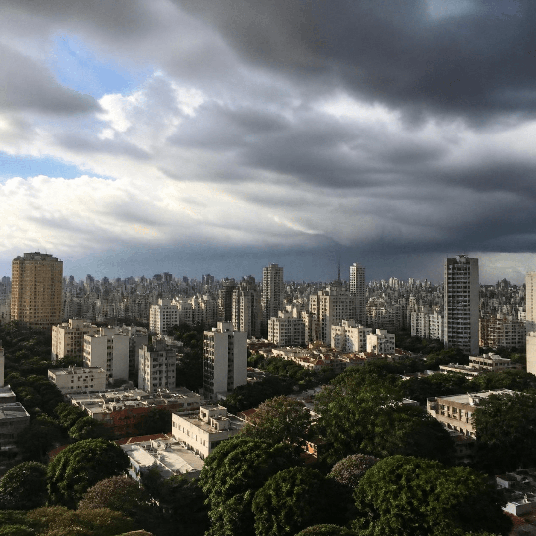 São Paulo terá uma semana de contrastes, com calor no início, temporais entre terça e quarta-feira e queda nas temperaturas provocada pela passagem de uma frente fria.