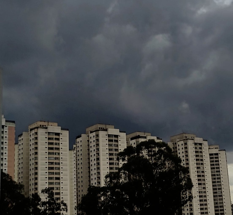 Sudeste inicia a semana em alerta para temporais